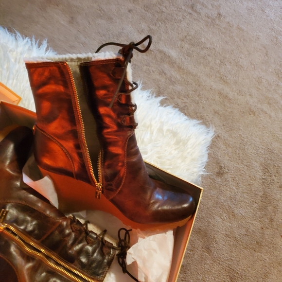 Women's distressed Leather booties - Picture 5 of 6